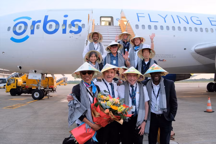 Các thành viên Bệnh viện Bay Orbis chụp ảnh lưu niệm.