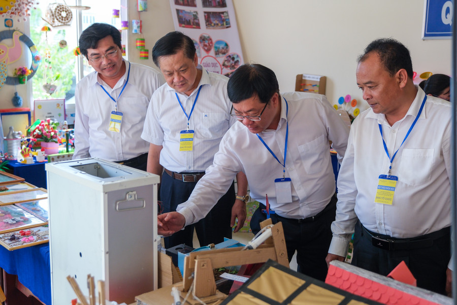 Lãnh đạo thành phố cùng các đại biểu tham quan các khu trưng bày sản phẩm giáo dục.