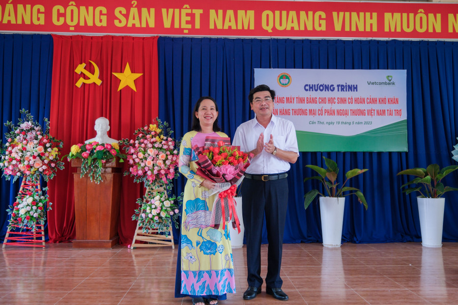 Ông Trần Thanh Bình - Giám đốc Sở GD&amp;ĐT TP Cần Thơ gửi lời cảm ơn, tri ân đến lãnh đạo VCB và mong rằng trong thời gian tới VCB tiếp tục đồng hành cùng ngành Giáo dục thành phố hỗ trợ chăm lo học sinh.