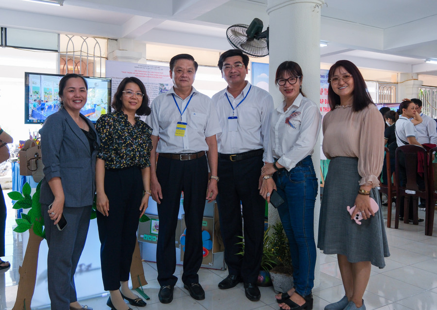 Lãnh đạo thành phố chụp ảnh lưu niệm cùng thầy cô.