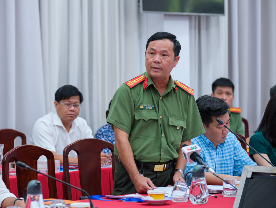 Thượng tá Nguyễn Hoàng Phúc, Trưởng phòng An ninh nội bộ Công an TP Cần Thơ báo cáo công tác phối hợp đảm bảo an ninh trật tự cho kỳ thi. Thượng tá Nguyễn Hoàng Phúc, Trưởng phòng An ninh nội bộ Công an TP Cần Thơ báo cáo công tác phối hợp đảm bảo an ninh trật tự cho kỳ thi.