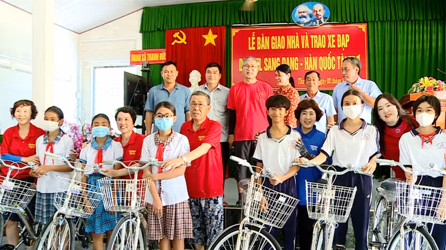 Vĩnh Long vận động tặng 7 chiếc xe đạp cho các em học sinh khó khăn