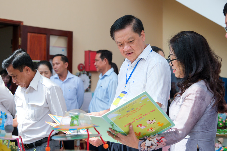 Lãnh đạo thành phố cùng các đại biểu tham quan các khu trưng bày sản phẩm giáo dục.