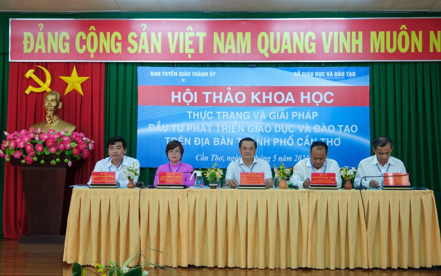 Ban chủ toạ hội thảo.