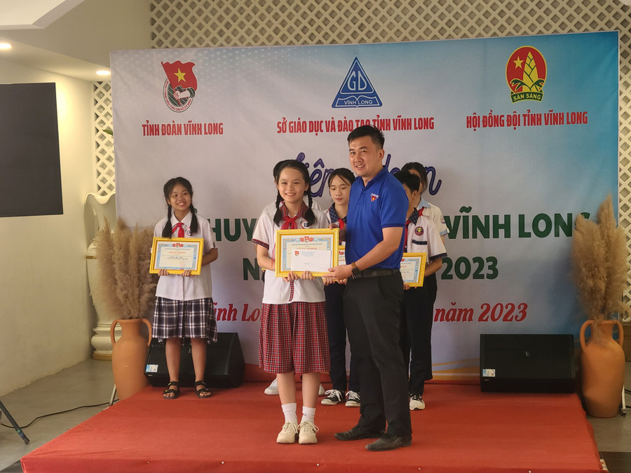 Anh Nguyễn Quốc Tuấn, Chủ tịch Hội đồng Đội tỉnh Vĩnh Long trao khen cho chỉ huy đội giỏi. Anh Nguyễn Quốc Tuấn, Chủ tịch Hội đồng Đội tỉnh Vĩnh Long trao khen cho chỉ huy đội giỏi.