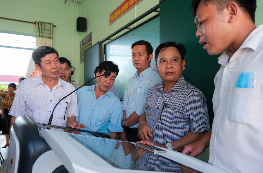 Lãnh đạo Sở cùng huyện uỷ Thới Lai tham quan phòng học thông minh tại Trường THCS thị trấn Thới Lai (TP Cần Thơ).