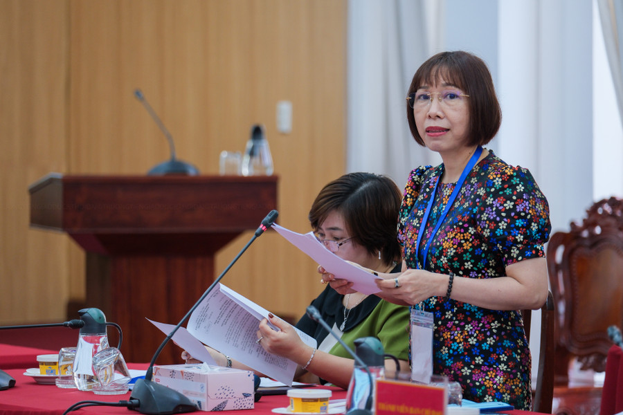 Bà Lê Thị Thùy Dung, Phó Giám đốc Sở GD&ĐT TP Cần Thơ báo cáo công tác chuẩn bị thi tốt nghiệp THPT năm 2023. Bà Lê Thị Thùy Dung, Phó Giám đốc Sở GD&ĐT TP Cần Thơ báo cáo công tác chuẩn bị thi tốt nghiệp THPT năm 2023.