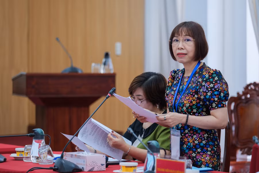 Bà Lê Thị Thùy Dung, Phó Giám đốc Sở GD&amp;ĐT TP Cần Thơ báo cáo công tác chuẩn bị thi tốt nghiệp THPT năm 2023.