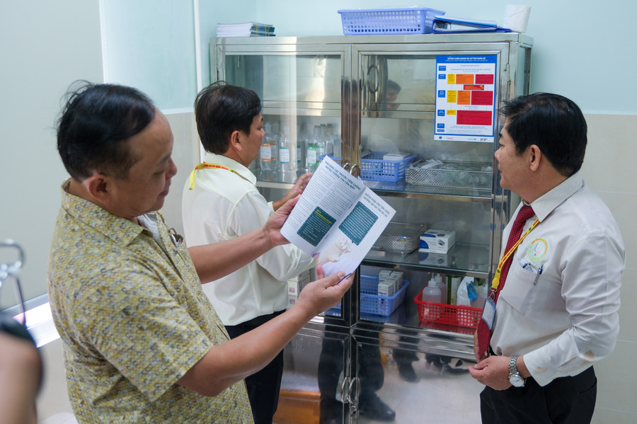 Đại biểu tham quan khu vực Trung tâm tiêm chủng - Bệnh viện Đại học Nam Cần Thơ. Đại biểu tham quan khu vực Trung tâm tiêm chủng - Bệnh viện Đại học Nam Cần Thơ.