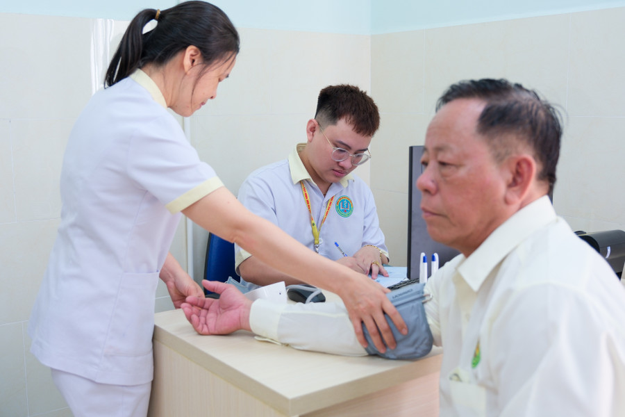 Đại biểu tham quan khu vực Trung tâm tiêm chủng - Bệnh viện Đại học Nam Cần Thơ. Đại biểu tham quan khu vực Trung tâm tiêm chủng - Bệnh viện Đại học Nam Cần Thơ.