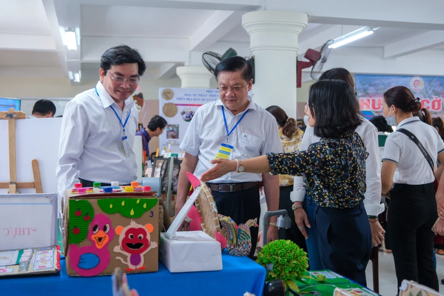 Lãnh đạo thành phố tham quan trưng bày sản phẩm giáo dục minh hoạ kết quả thực hiện Nghị quyết số 29-NQ/TW.