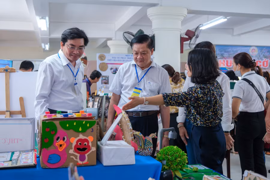 Lãnh đạo thành phố tham quan trưng bày sản phẩm giáo dục minh hoạ kết quả thực hiện Nghị quyết số 29-NQ/TW.