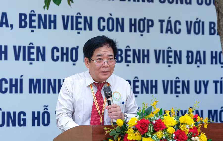 PGS. TS Đàm Văn Cương, Giám đốc Bệnh viện Đại học Nam Cần Thơ tuyên bố khánh thành Trung tâm tiêm chủng - Bệnh viện Đại học Nam Cần Thơ