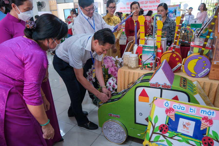 Sản phẩm chủ yếu là đồ dùng dạy học tự làm, các sản phẩm đạt giải trong các cuộc thi, các sản phẩm sáng tạo của học sinh.