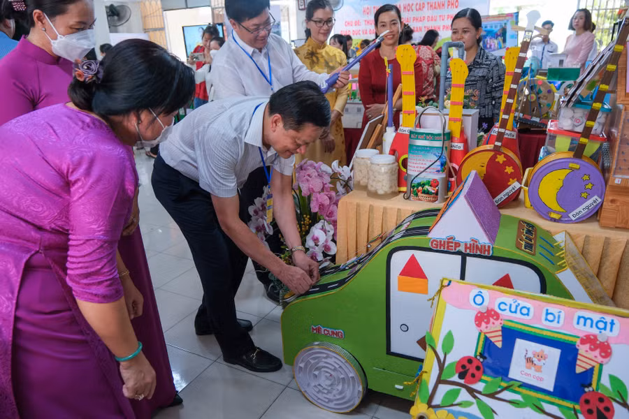 Sản phẩm chủ yếu là đồ dùng dạy học tự làm, các sản phẩm đạt giải trong các cuộc thi, các sản phẩm sáng tạo của học sinh.