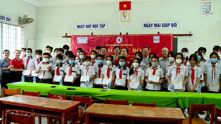 Ông Mai Hữu Anh đã đến xã Bình Hòa Phước trao tặng 30 suất học bổng, mỗi suất 1 triệu đồng và 1.000 quyển tập cho các em học sinh Trường THCS Bình Hòa Phước. Ông Mai Hữu Anh đã đến xã Bình Hòa Phước trao tặng 30 suất học bổng, mỗi suất 1 triệu đồng và 1.000 quyển tập cho các em học sinh Trường THCS Bình Hòa Phước.