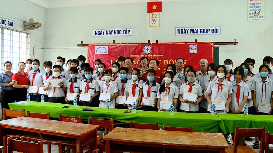 Ông Mai Hữu Anh đã đến xã Bình Hòa Phước trao tặng 30 suất học bổng, mỗi suất 1 triệu đồng và 1.000 quyển tập cho các em học sinh Trường THCS Bình Hòa Phước.