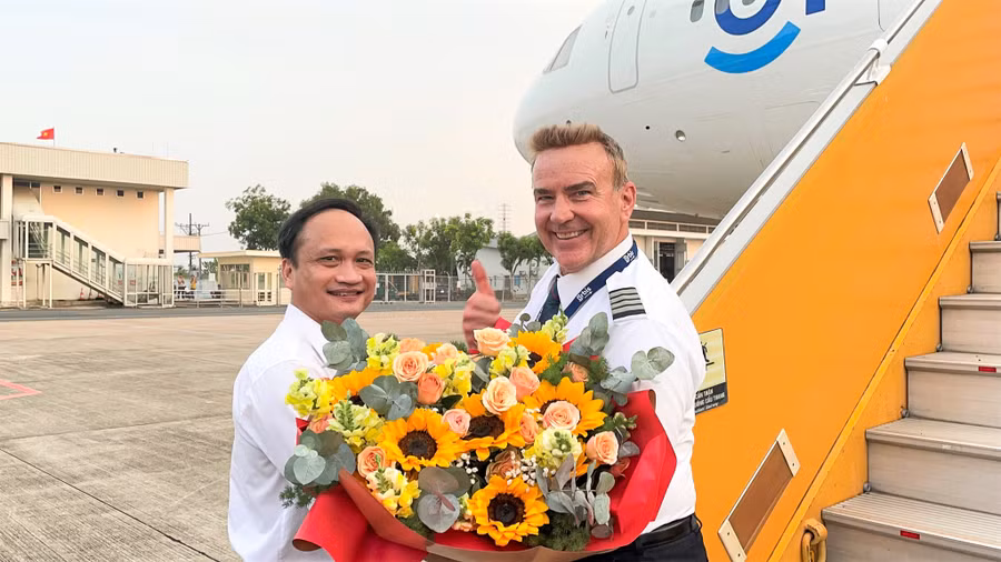 Tiến sĩ Hoàng Quang Bình, Phó Giám đốc Bệnh viện Mắt-Răng Hàm Mặt Cần Thơ tặng hoa thành viên phi hành đoàn.