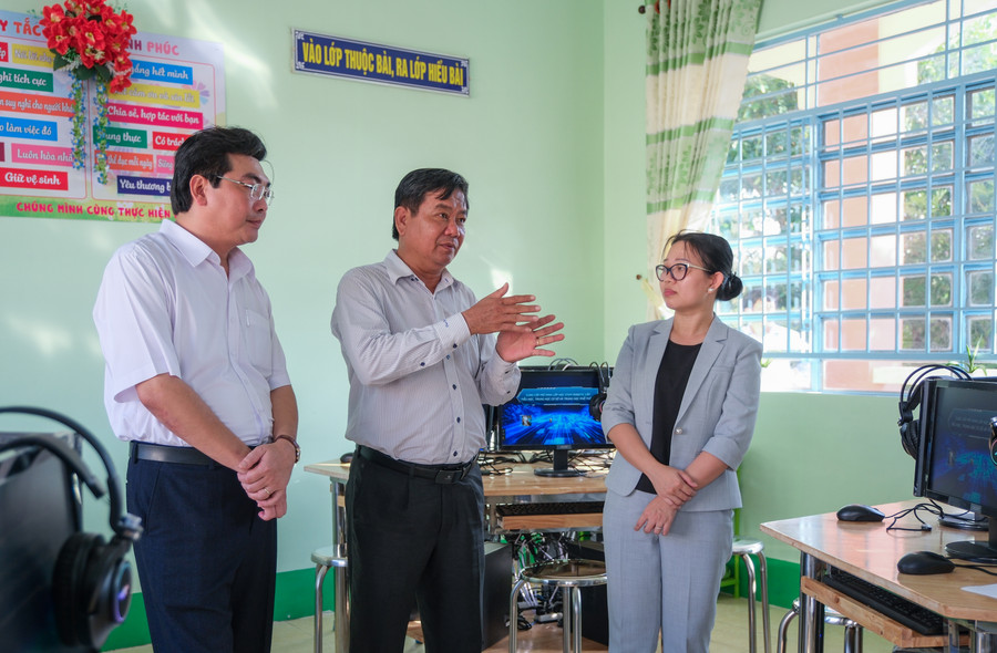 Ông Nguyễn Văn Chi, Trưởng phòng GD&amp;ÐT huyện Thới Lai (giữa) chia sẻ về mô hình phòng học thông minh.