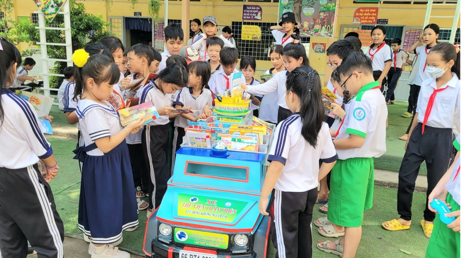 Các em học sinh mượn sách từ mô hình “Xe thư viện thân thiện lưu động không người lái”.