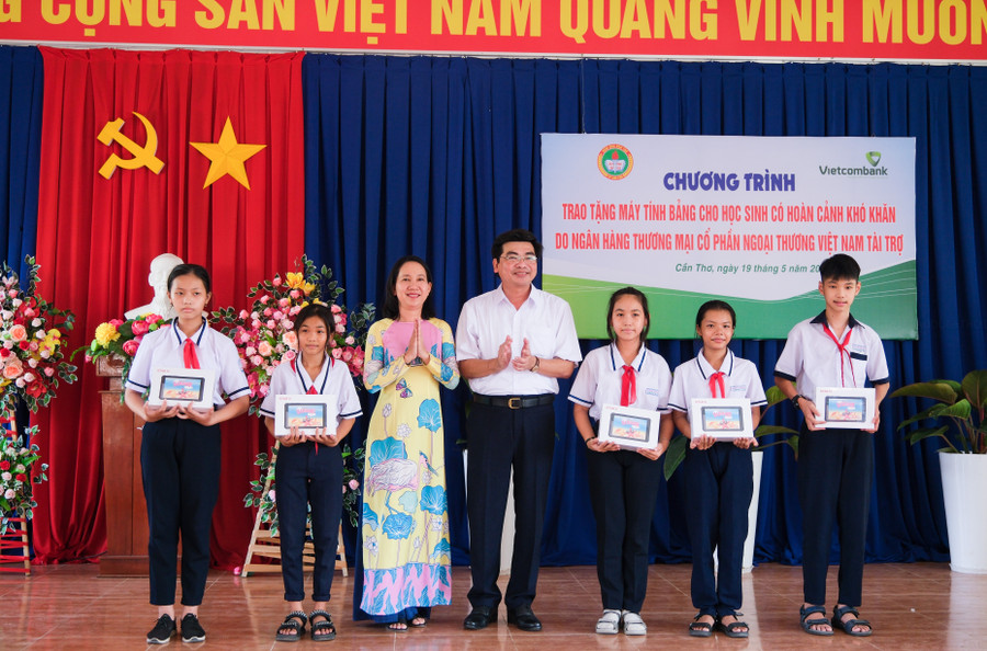 Bà Trần Diệu Thúy, Phó Giám đốc Vietcombank Cần Thơ trao tặng máy tính bảng cho học sinh.
