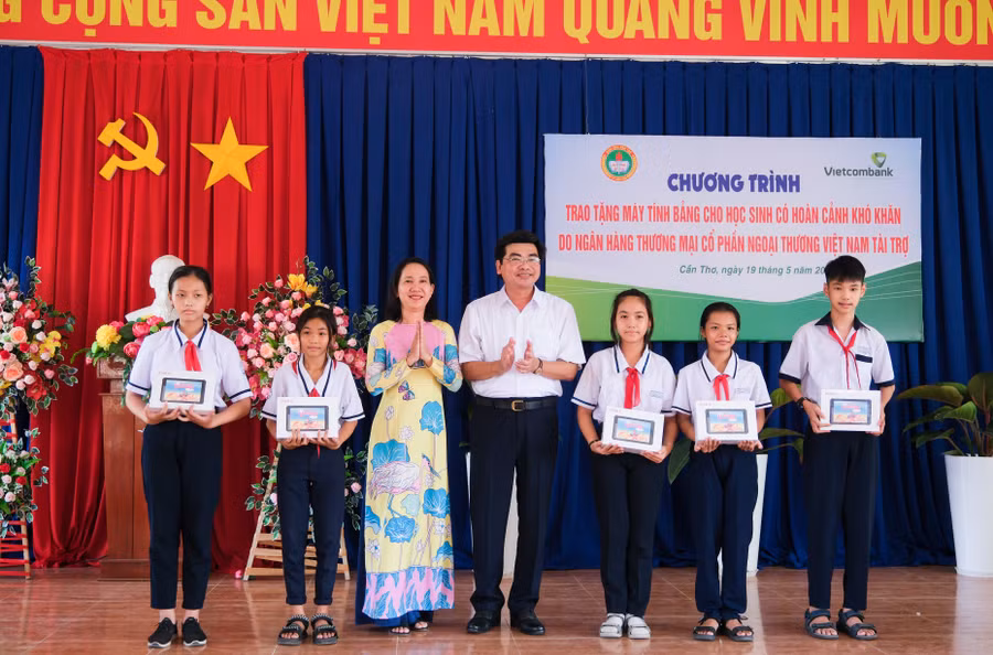 Bà Trần Diệu Thúy, Phó Giám đốc Vietcombank Cần Thơ trao tặng máy tính bảng cho học sinh.