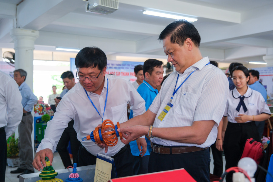 Sản phẩm chủ yếu là đồ dùng dạy học tự làm, các sản phẩm đạt giải trong các cuộc thi, các sản phẩm sáng tạo của học sinh.