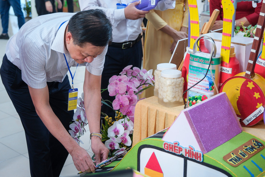 Sản phẩm chủ yếu là đồ dùng dạy học tự làm, các sản phẩm đạt giải trong các cuộc thi, các sản phẩm sáng tạo của học sinh.