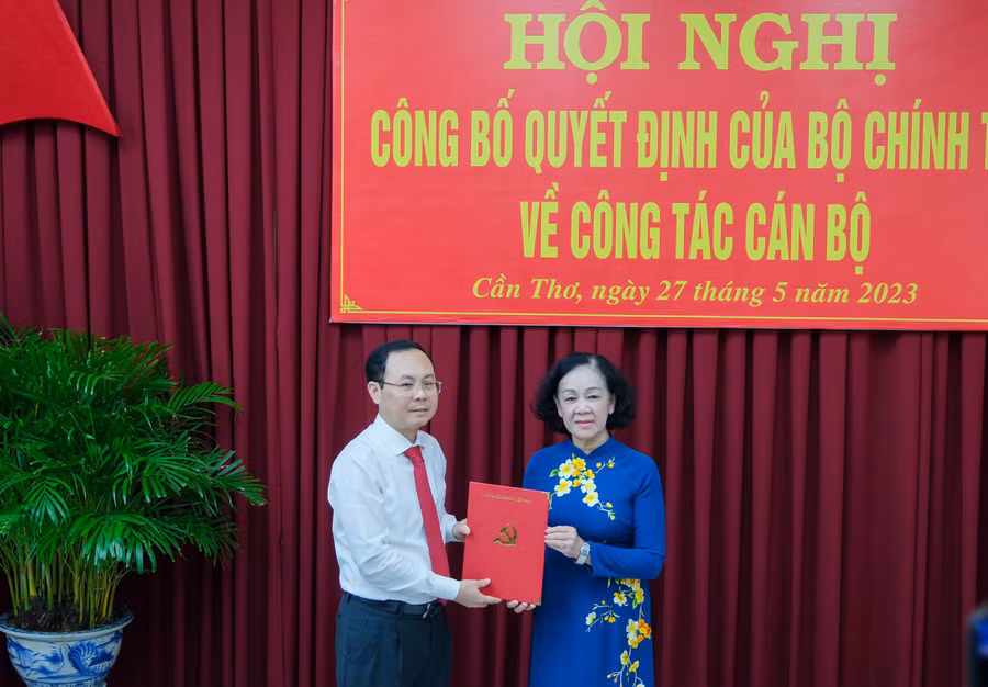 Bà Trương Thị Mai, trưởng Ban Tổ chức trung ương trao quyết định chuẩn y của Bộ Chính trị đối với ông Nguyễn Văn Hiếu.