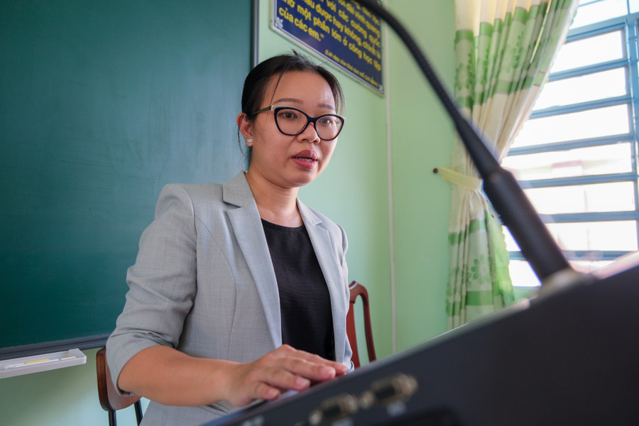 Lãnh đạo Sở cùng huyện uỷ Thới Lai tham quan phòng học thông minh tại Trường THCS thị trấn Thới Lai (TP Cần Thơ).