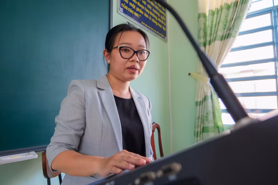 Lãnh đạo Sở cùng huyện uỷ Thới Lai tham quan phòng học thông minh tại Trường THCS thị trấn Thới Lai (TP Cần Thơ).