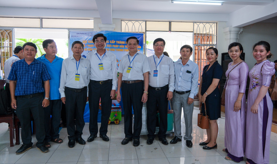 Lãnh đạo thành phố chụp ảnh lưu niệm cùng thầy cô.