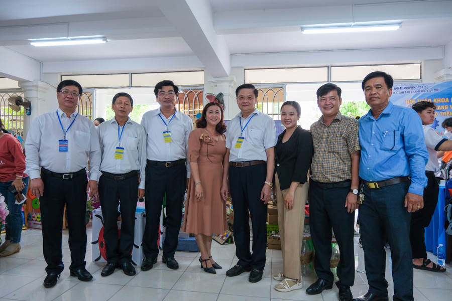 Lãnh đạo thành phố chụp ảnh lưu niệm cùng thầy cô.