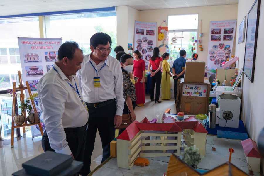 Lãnh đạo thành phố cùng các đại biểu tham quan các khu trưng bày sản phẩm giáo dục.