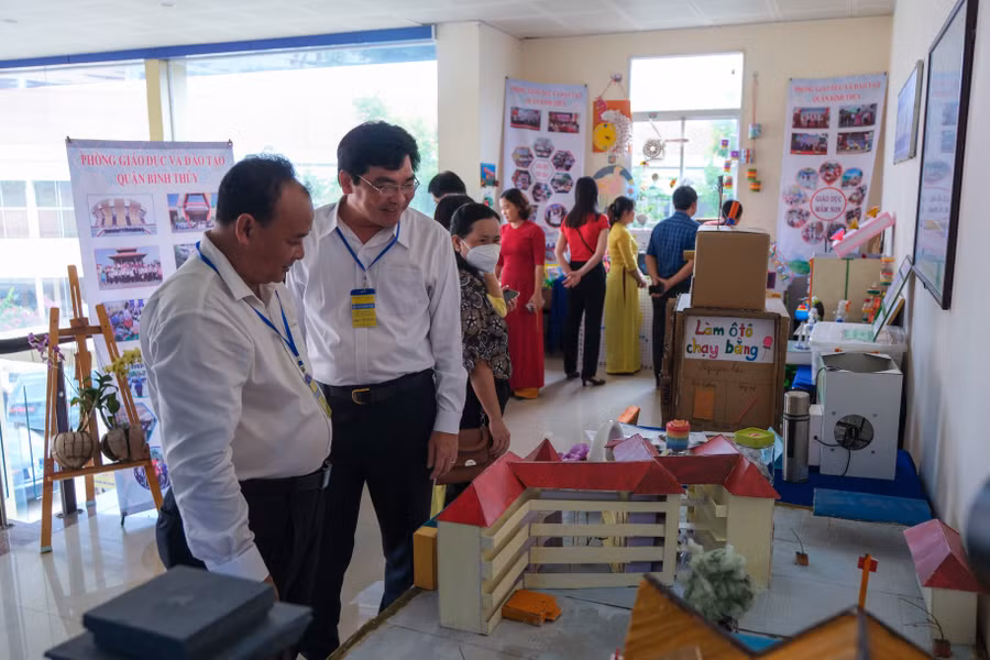 Lãnh đạo thành phố cùng các đại biểu tham quan các khu trưng bày sản phẩm giáo dục.