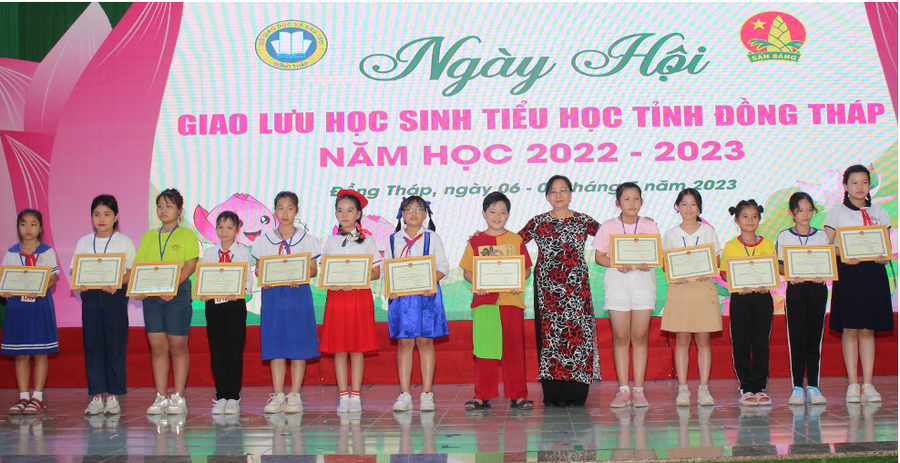 Bà Nguyễn Thuý Hà, Giám đốc Sở GD&ĐT Đồng Tháp trao thưởng cho học sinh đạt giải. Bà Nguyễn Thuý Hà, Giám đốc Sở GD&ĐT Đồng Tháp trao thưởng cho học sinh đạt giải.
