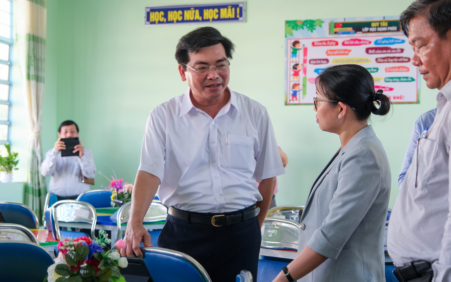Lãnh đạo Sở cùng huyện uỷ Thới Lai tham quan phòng học thông minh tại Trường THCS thị trấn Thới Lai (TP Cần Thơ).