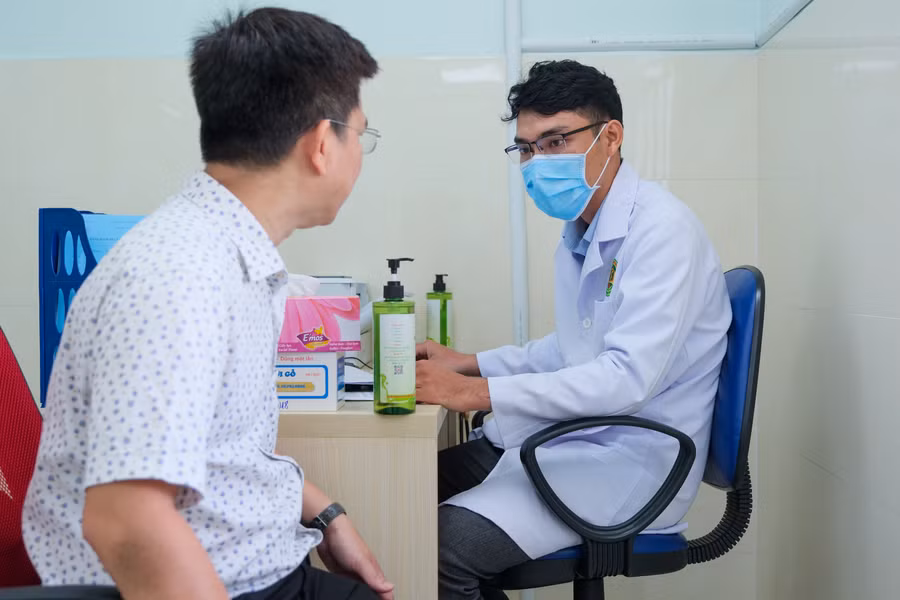 Đại biểu tham quan khu vực Trung tâm tiêm chủng - Bệnh viện Đại học Nam Cần Thơ.