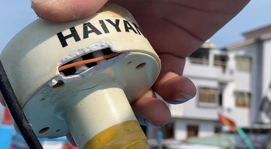 Nhiều thiết bị trên tàu bị sét đánh hư hỏng. Nhiều thiết bị trên tàu bị sét đánh hư hỏng.