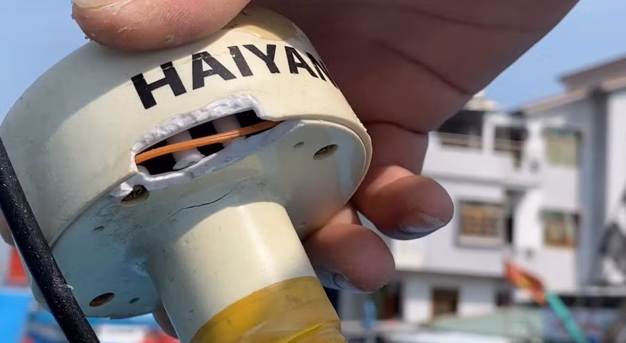 Nhiều thiết bị trên tàu bị sét đánh hư hỏng.