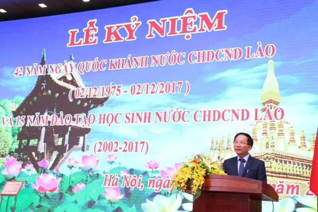 Tiến sĩ Vũ Xuân Hồng - Hiệu trưởng trường THCS - THPT Trần Quốc Tuấn đọc diễn văn khai mạc