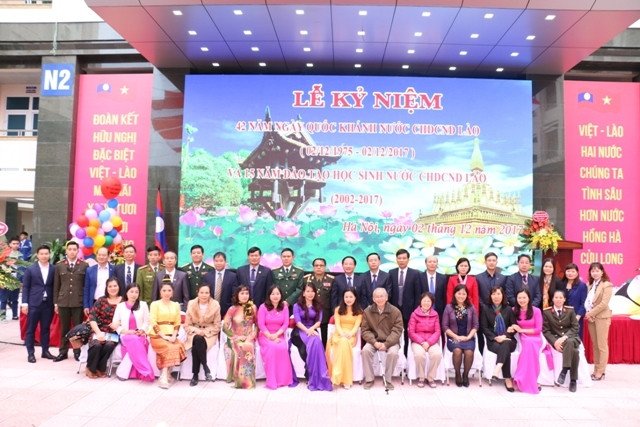 Các đại biểu chụp ảnh lưu niệm với cán bộ giáo viên nhà trường