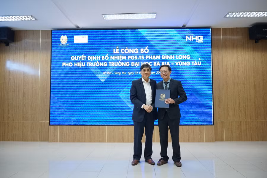 GS.TS Nguyễn Lộc - Hiệu trưởng BVU (bên trái) trao Quyết định bổ nhiệm Phó Hiệu trưởng BVU cho PGS.TS Phạm Đình Long