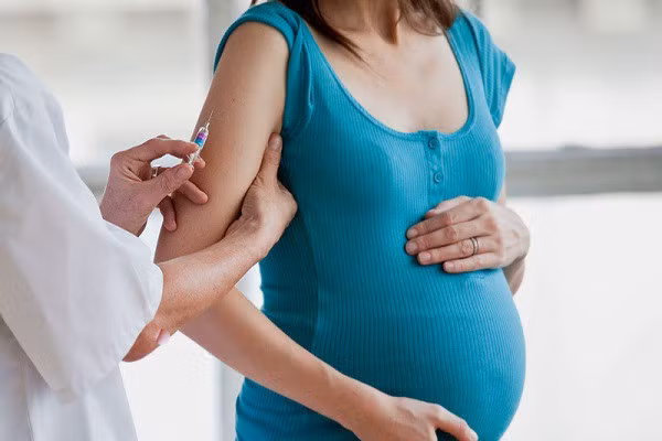 Những mũi tiêm không thể thiếu trong cuộc đời người phụ nữ và khuyến cáo của bác sĩ - Ảnh 4.