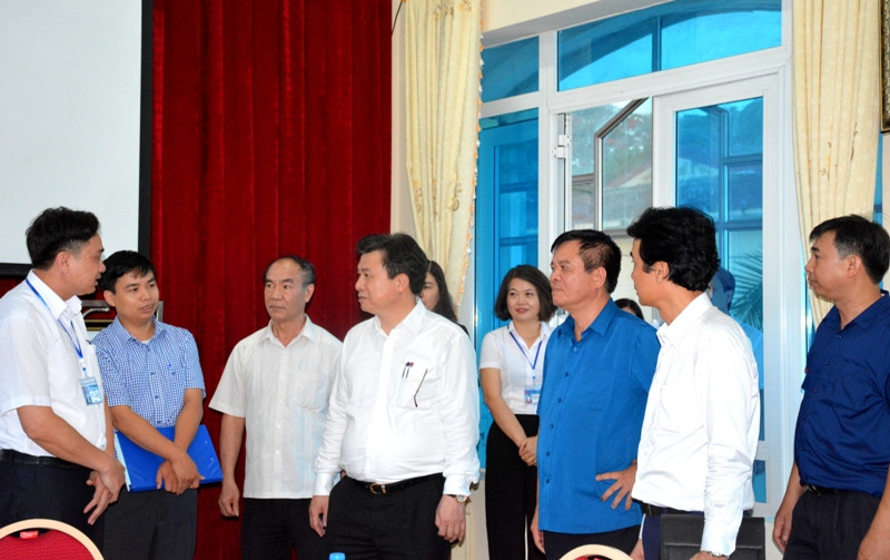 Thứ trưởng Nguyễn Hữu Độ kiểm tra tại Trường THPT thành phố Điện Biên Phủ