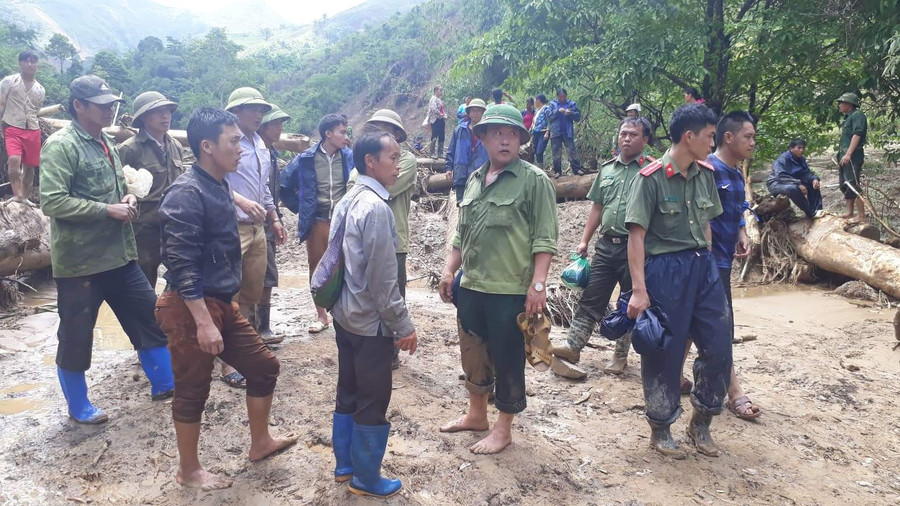 Bí thư huyện ủy Điện Biên Đông (thứ 2 bên phải) xuống hiện trường chỉ đạo công tác tìm kiếm nạn nhân Bí thư huyện ủy Điện Biên Đông (thứ 2 bên phải) xuống hiện trường chỉ đạo công tác tìm kiếm nạn nhân