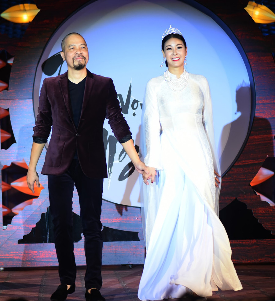 Vedette chính của chương trình: hoa hậu Hà Kiều Anh tham gia với hóa thân chị Hằng Nga .