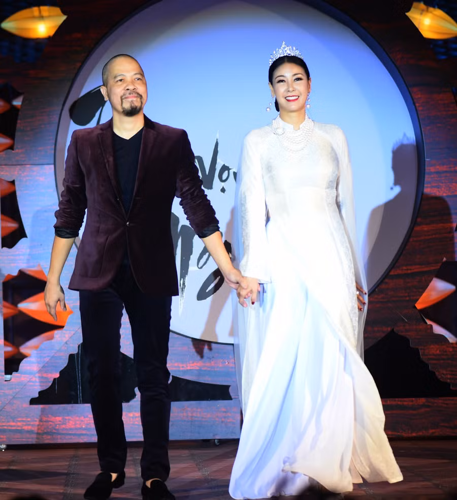 Vedette chính của chương trình: hoa hậu Hà Kiều Anh tham gia với hóa thân chị Hằng Nga .