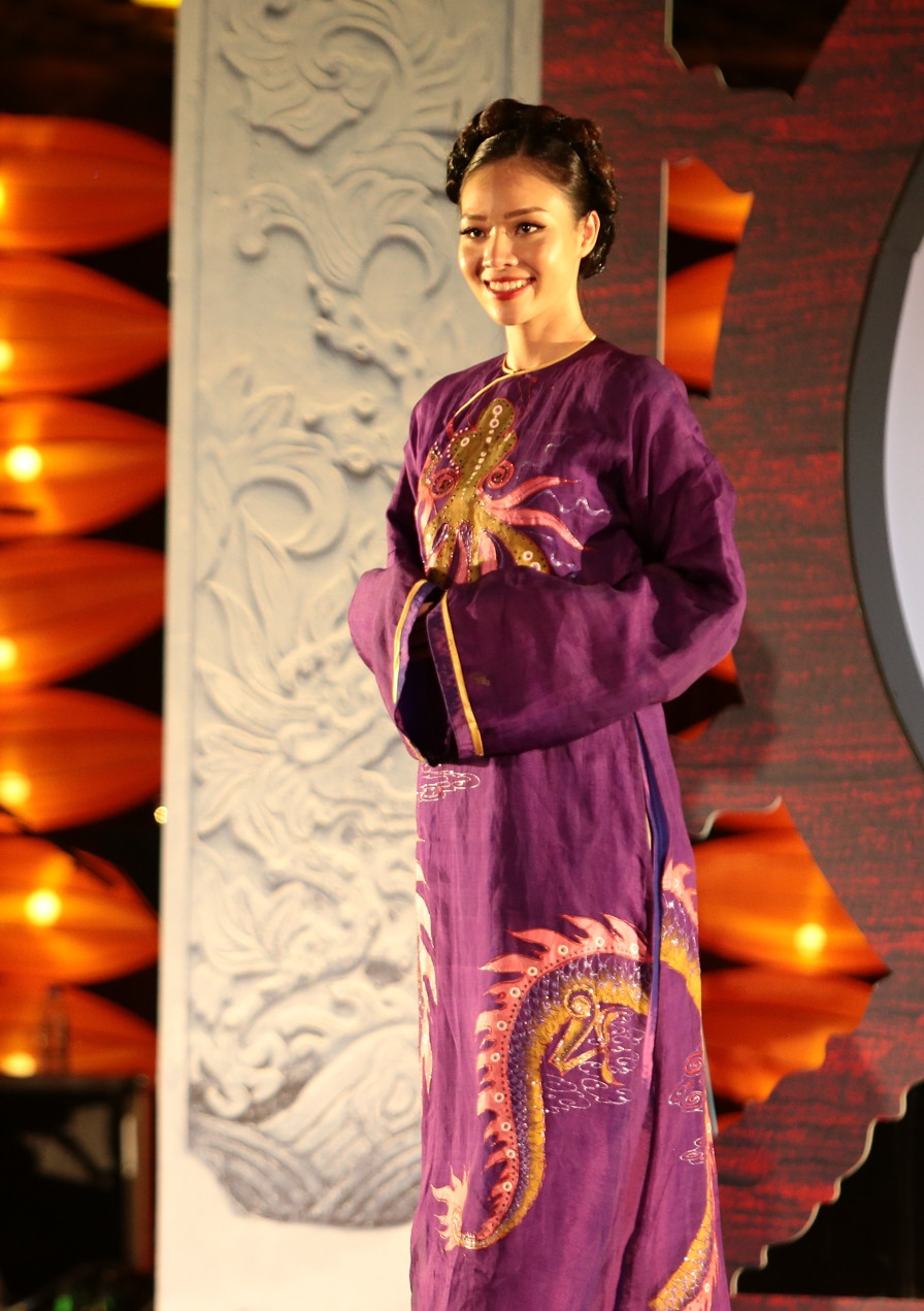 Không cần phô diễn đường cong như áo dài hiện đại, tà áo dài dáng suông này vẫn ẩn chứa nét duyên thầm khó diễn tả thành lời. Đó là nét đẹp thanh tao, dịu dàng của cô gái Tràng An