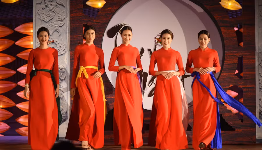 Sắc màu cổ tích trong bộ sưu tập áo dài Thu Vọng Nguyệt